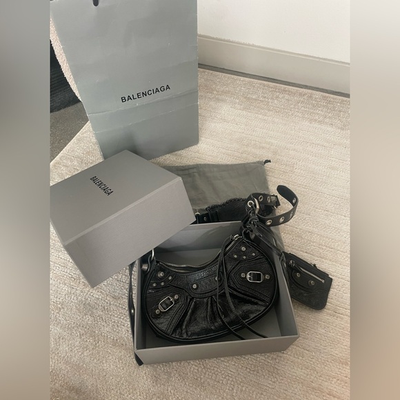 Le Cagole XS Shoulder Bag in black Arena lambskin, aged-silver hardware - Picture 8 of 16